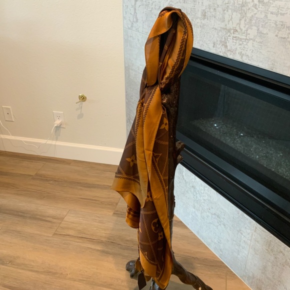 Louis Vuitton silk scarf - Picture 2 of 7